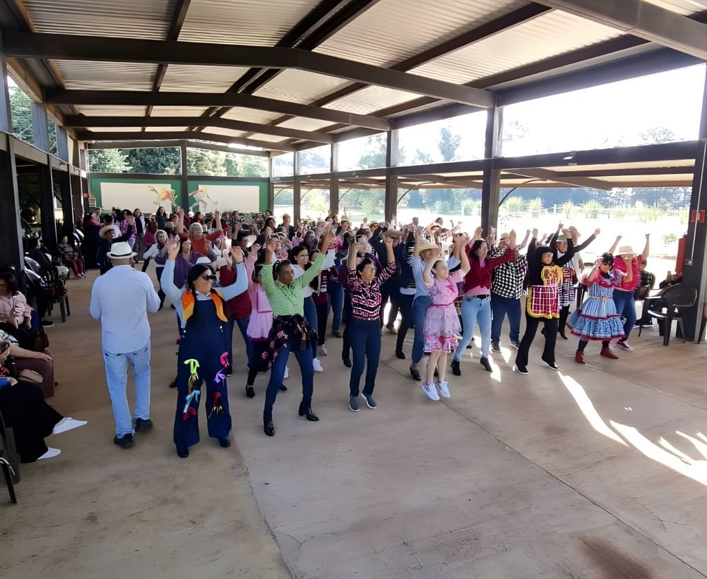 Idosos dançando quadrilha em arraiá no Botânico Hotel Fazenda, Araçatuba.