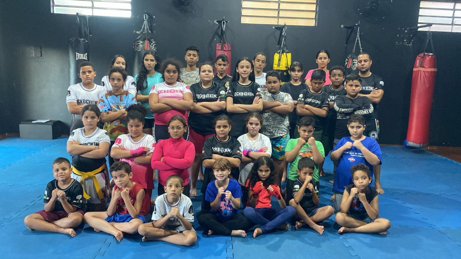 Projeto "Luvas que Abraçam" transforma jovens com kickboxing