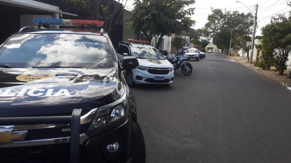 Policiais apreendem drogas e dinheiro em operação em Araçatuba.