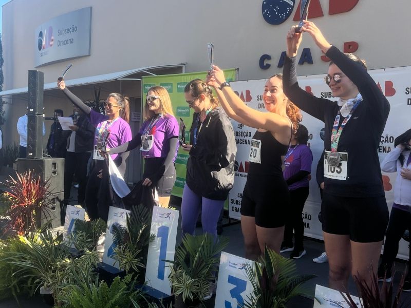 Participantes da 1ª Corrida OAB Dracena cruzam linha de chegada.