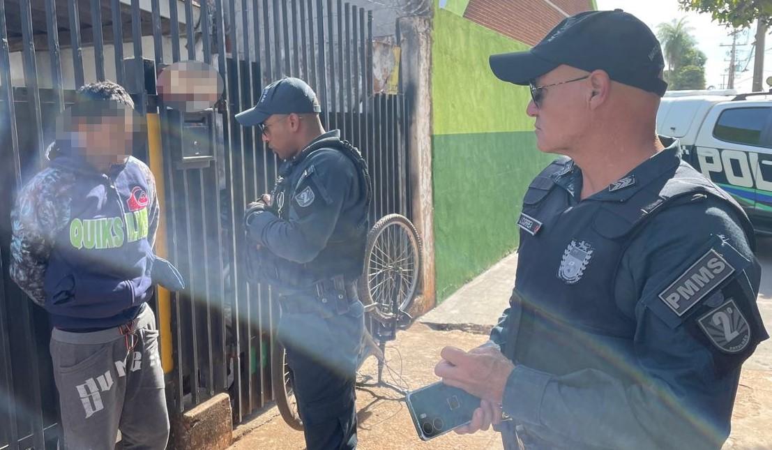 Polícia Militar apreende drogas e bicicletas em operação perto de escola em MS.