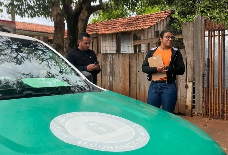 Mulher algemada sendo levada por policiais no bairro Benfica.