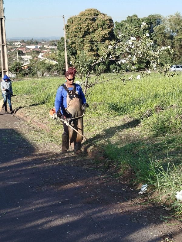 Prefeitura de Andradina realiza manutenção urbana no bairro Alto dos Ipês