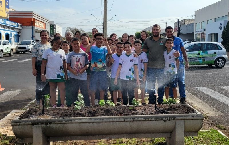 Prefeita Geni Lobo planta ipê-amarelo na Semana da Árvore em Dracena.