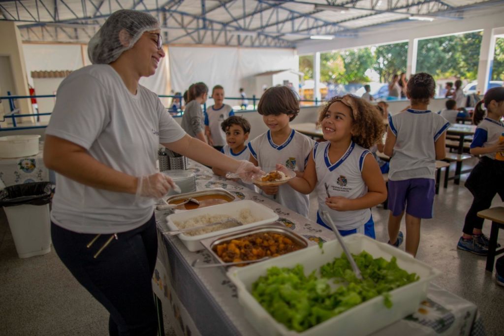 Crianças almoçam merenda escolar com alimentos da agricultura local em Araçatuba.