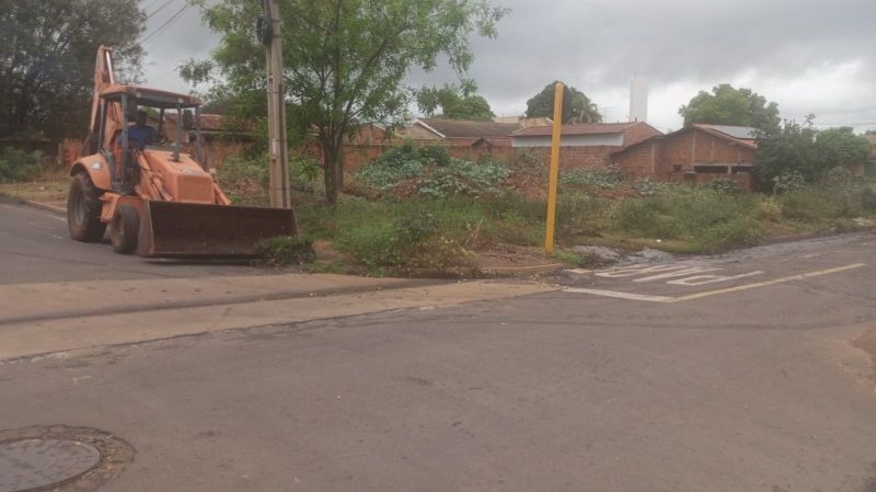 Equipe de Obras de Andradina realiza manutenção em vias públicas para evitar alagamentos
