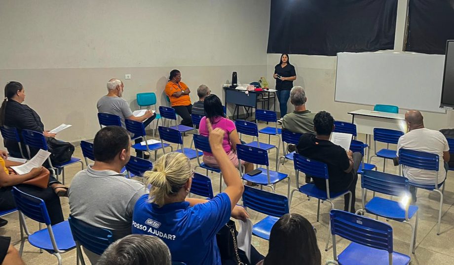 Enfermeira Tatiane ensina aferição de pressão a voluntários em Três Lagoas.