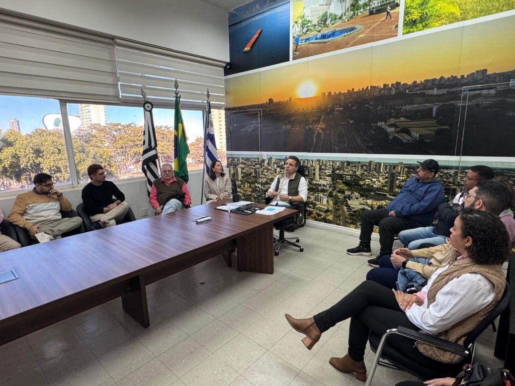 Prefeito Lucas Zanatta discursa sobre novas leis culturais em Araçatuba.