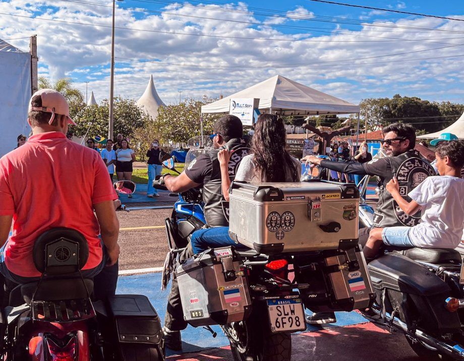 Supla no palco do Motoshow 2025 em Três Lagoas, agitando o público com rock vibrante.