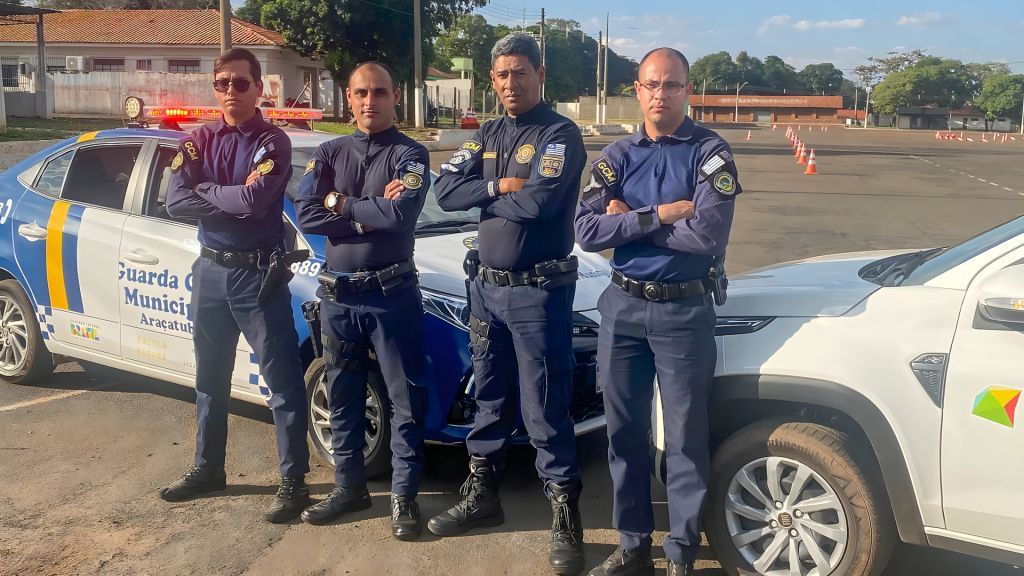 Guardas municipais instruem motoristas sobre direção defensiva em Araçatuba.