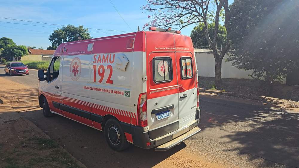 Ambulância no Local do acidente na Rua Irmãos Cameschi onde motociclista colidiu com poste. Vítima foi encaminhada ao hospital com ferimentos na cabeça.