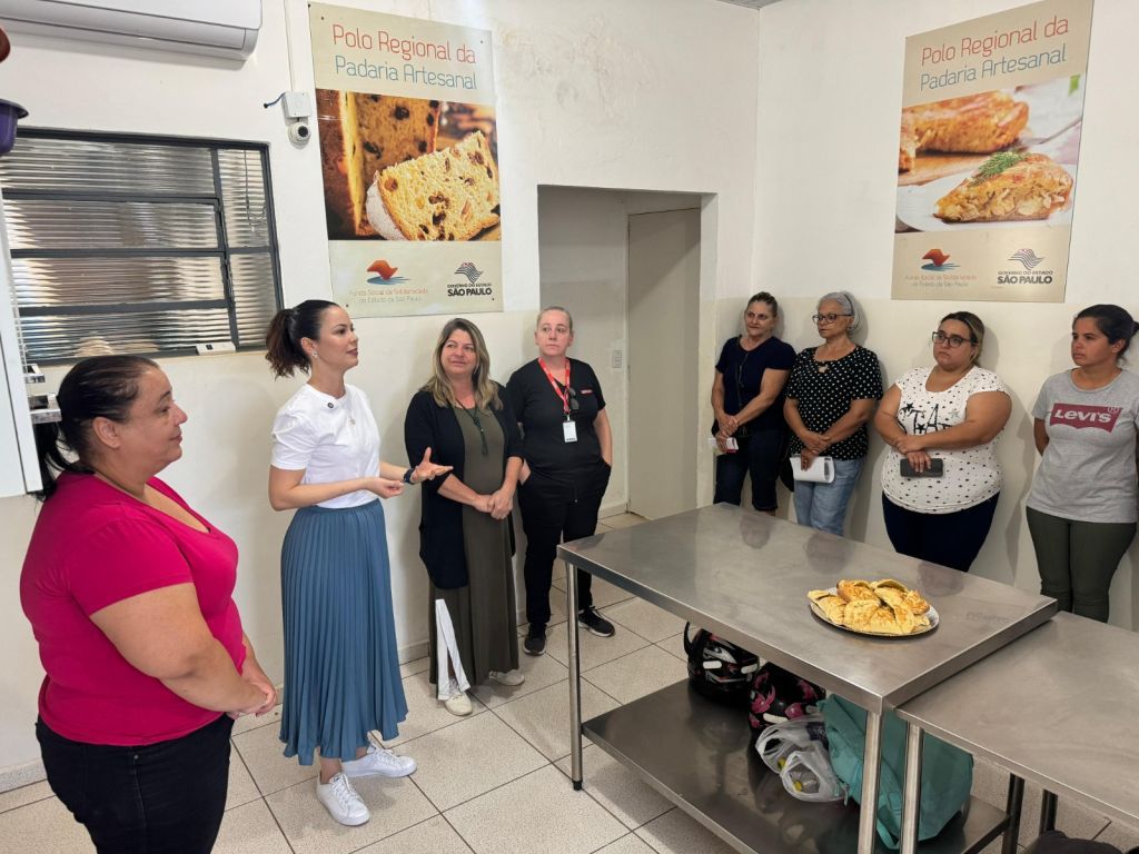 Alunos formados em curso de pizzas e salgados em Araçatuba, autoridades presentes.