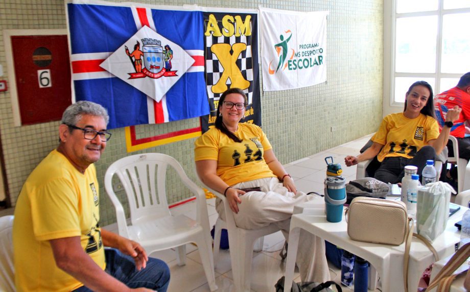 Equipe de Três Lagoas no pódio do Circuito Estadual de Xadrez Escolar.