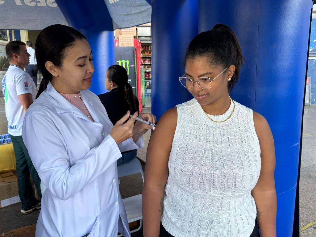Vacinação gripe Araçatuba: 43,82% de cobertura, 56.053 doses aplicadas.
