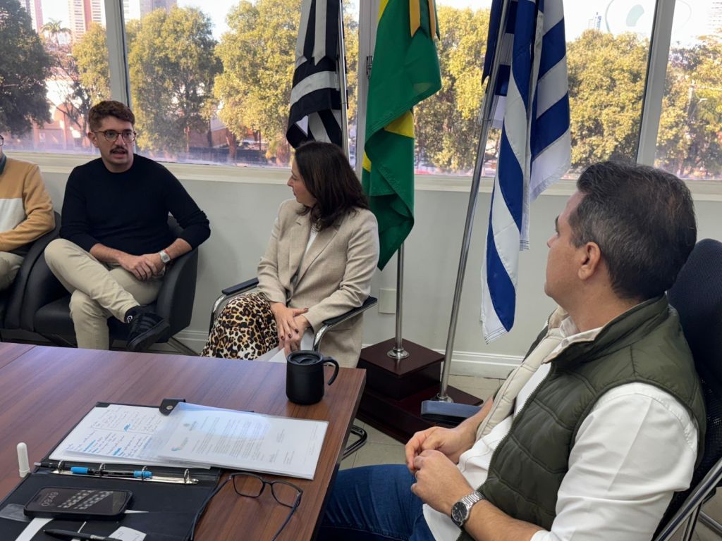 Prefeito Lucas Zanatta e autoridades discutem leis culturais em Araçatuba.