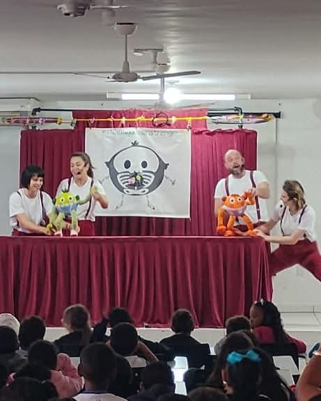 Peça "Pipo e Fifi" sensibiliza alunos sobre proteção infantil
