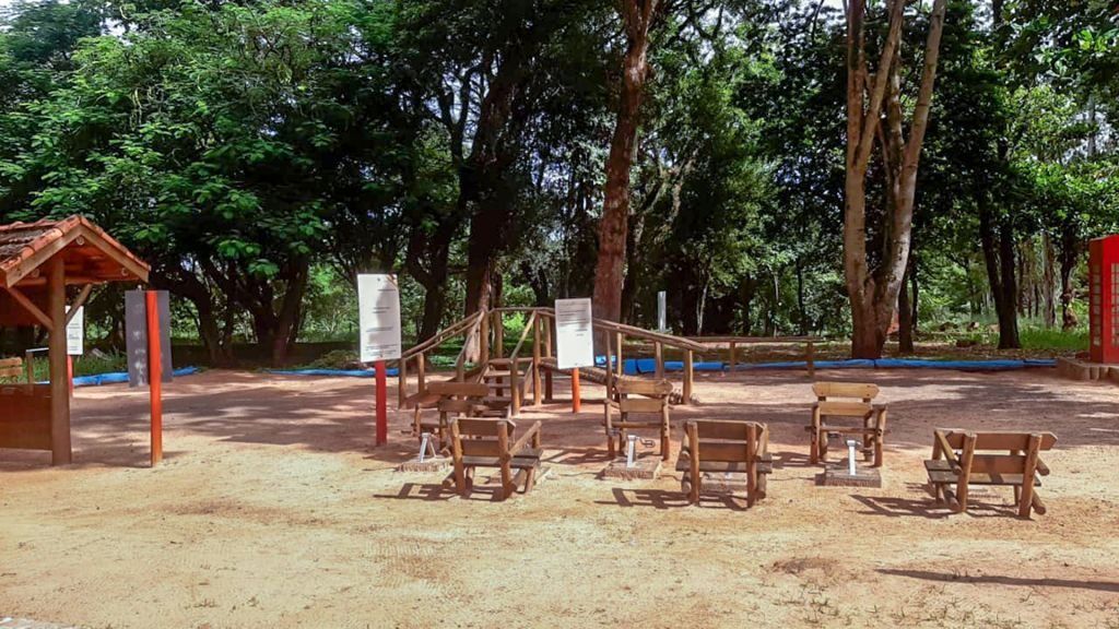 Crianças brincando no playground do Parque da Fazenda em Araçatuba.