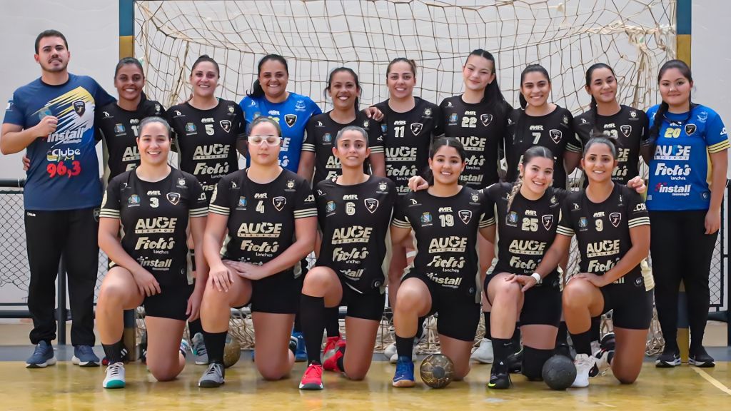 Equipe adulta de Araçatuba comemora vitória sobre Água Clara, 22 a 12, no handebol.