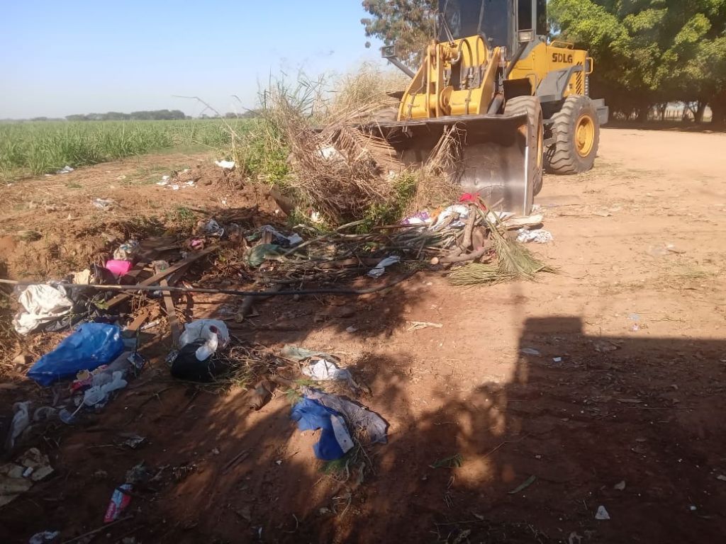 Equipe da Prefeitura de Araçatuba realiza limpeza urbana no Bairro Engenheiro Taveira.