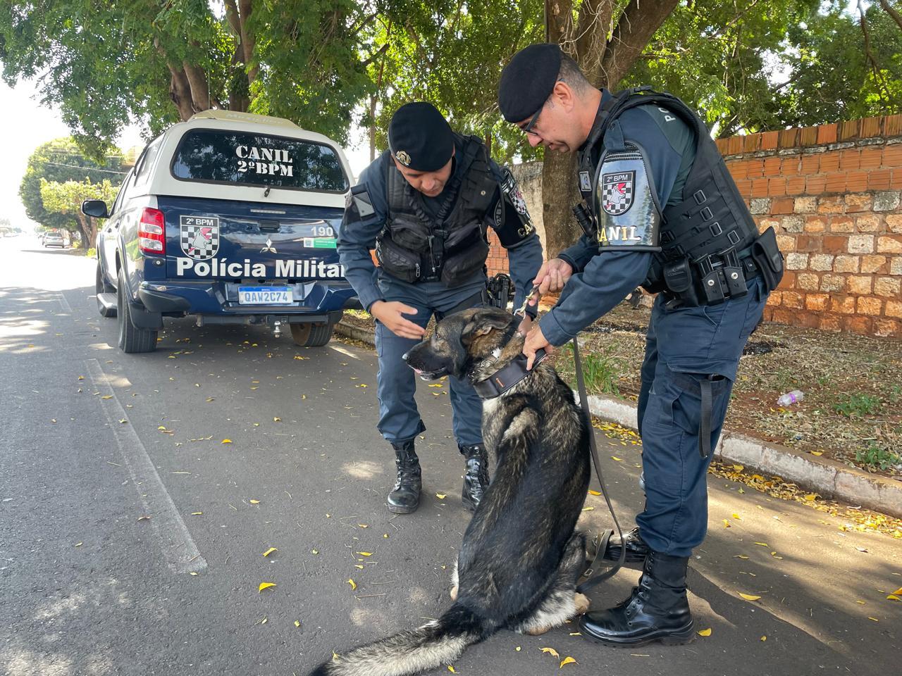 Policiais no local do tráfico ao lado da Escola Estadual JOMAP em Três Lagoas.