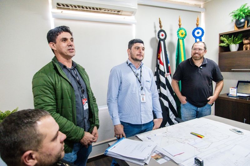 Famílias de Andradina comemoram escritura de casa própria na cerimônia.