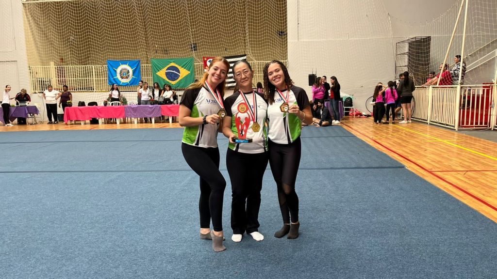 Ginastas de Araçatuba comemoram ouro nos Jogos Regionais de Ginástica Rítmica.