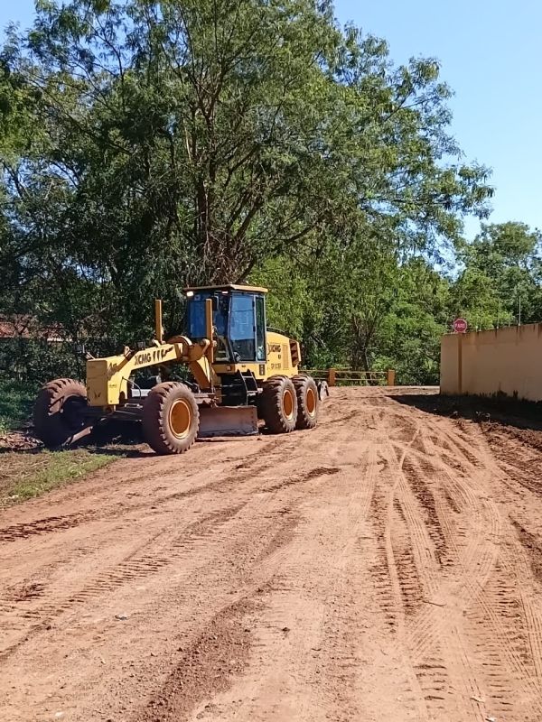 Equipe de Obras de Andradina realiza patrolamento em ruas do bairro São João para melhorias na infraestrutura