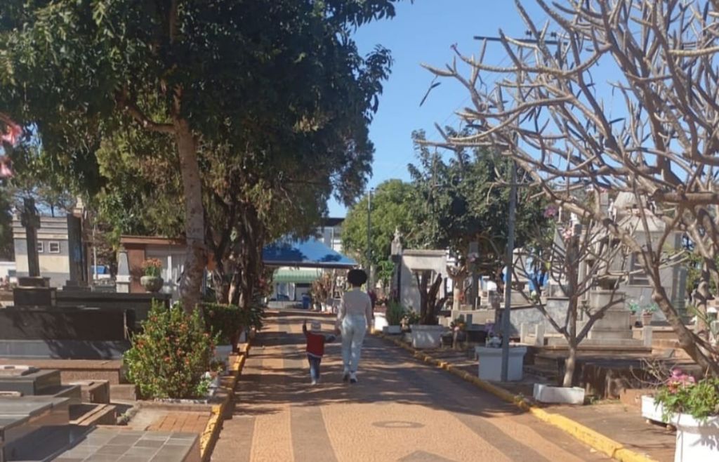 Visitantes no Cemitério da Saudade em Araçatuba no Dia dos Pais.