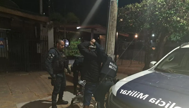 Policiais em operação em Três Lagoas, veículos abordados em fiscalização.