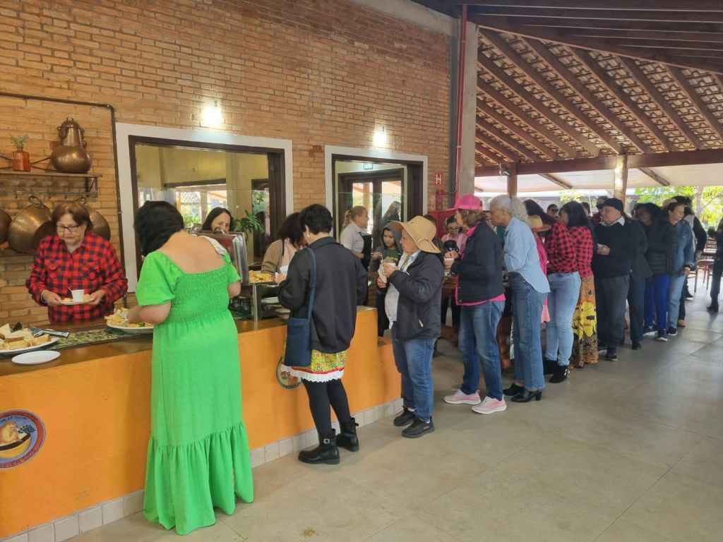 Idosos dançam quadrilha em arraiá de Araçatuba, promovendo integração social.