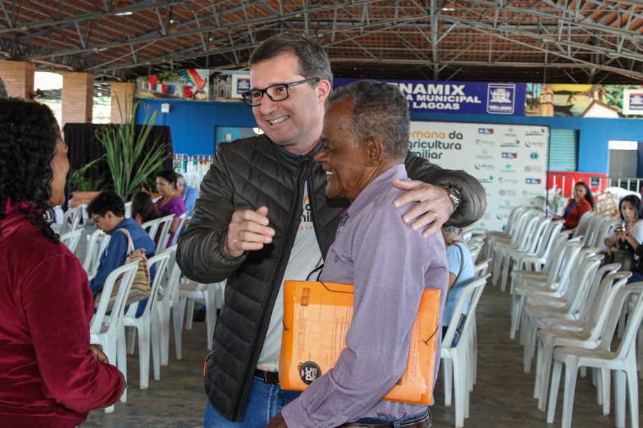 Expositores e visitantes interagem na 1ª Semana da Agricultura Familiar em Três Lagoas.
