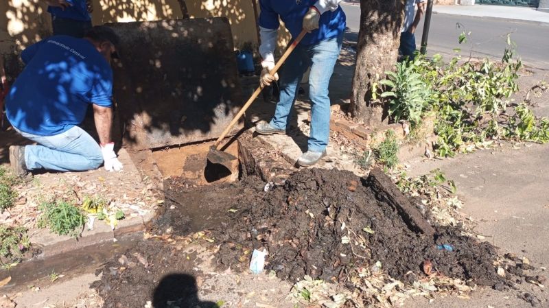 Equipe da Prefeitura de Andradina limpando bueiro para prevenir alagamentos.