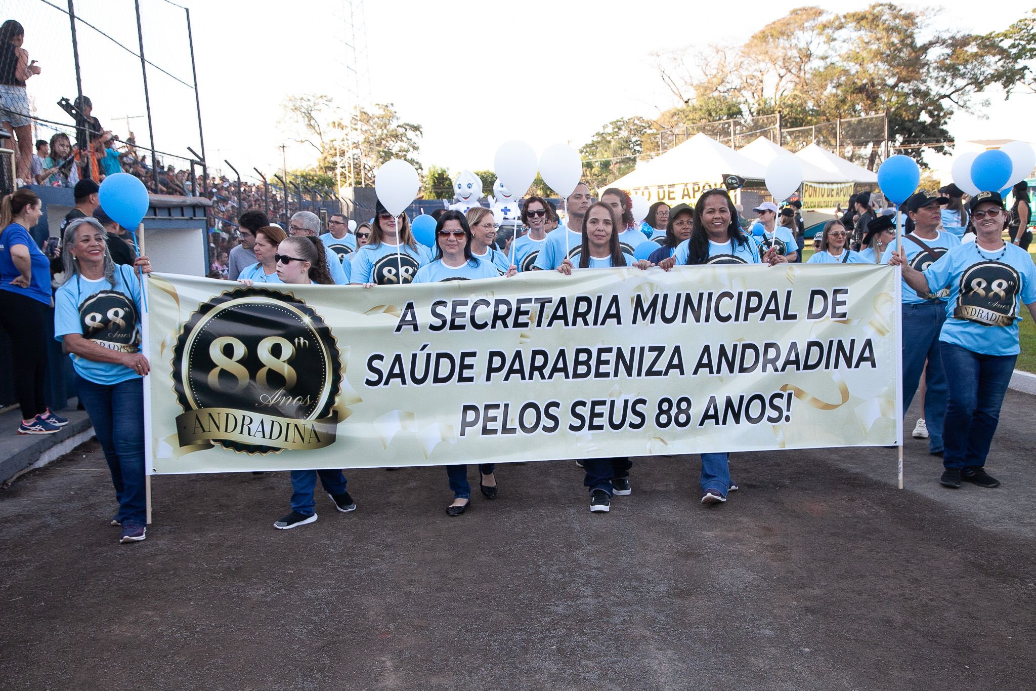 Prefeito Mário Celso Lopes acena de avião durante desfile de aniversário de Andradina.