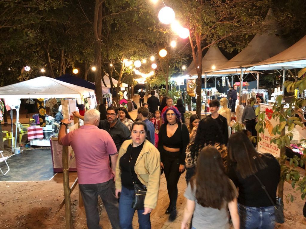 Público desfrutando de apresentações culturais na Festa das Ações em Araçatuba.