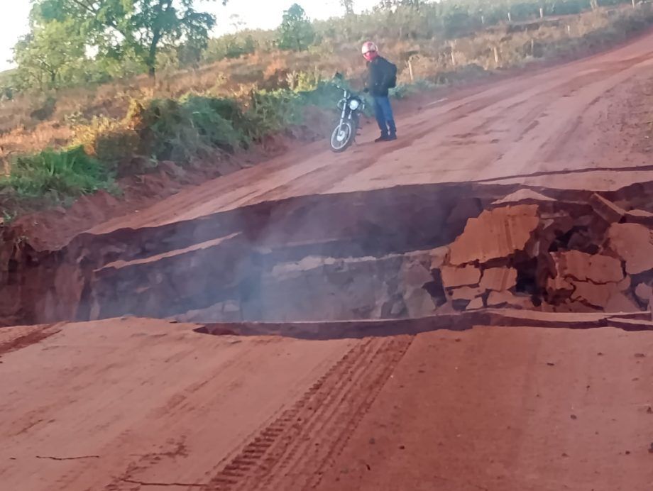 Desmoronamento interdita Estrada do Katayama em Três Lagoas