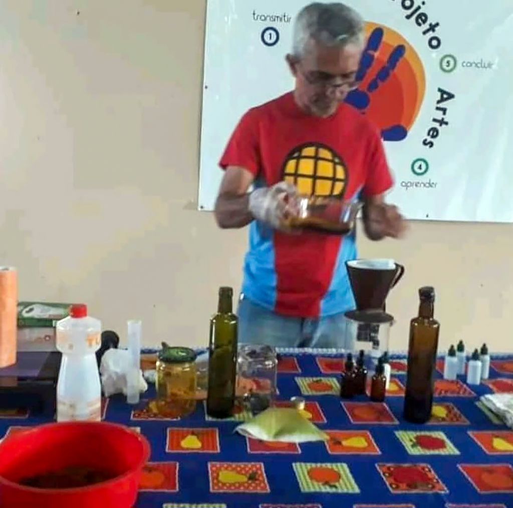 Palestrante Álvaro Oliveira discute ervas medicinais no Museu de Araçatuba.