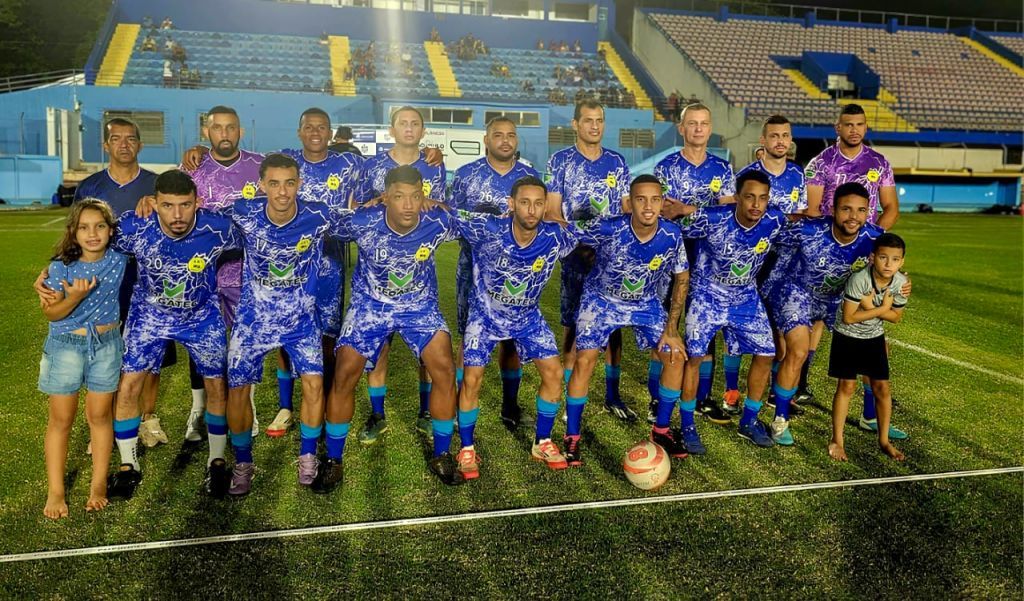 Jogadores do Nada Consta FC comemoram vitória de 10 a 1 sobre Maximus FC.