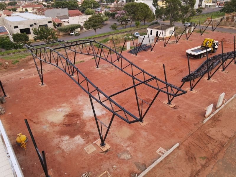 Com 2.700 m², o Mercadão terá áreas de atendimento e estacionamento, seguindo padrões sanitários e priorizando a experiência dos frequentadores.
