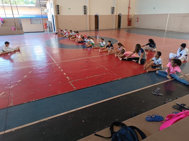 Cartaz digital com programação de aulas esportivas gratuitas em Dracena.