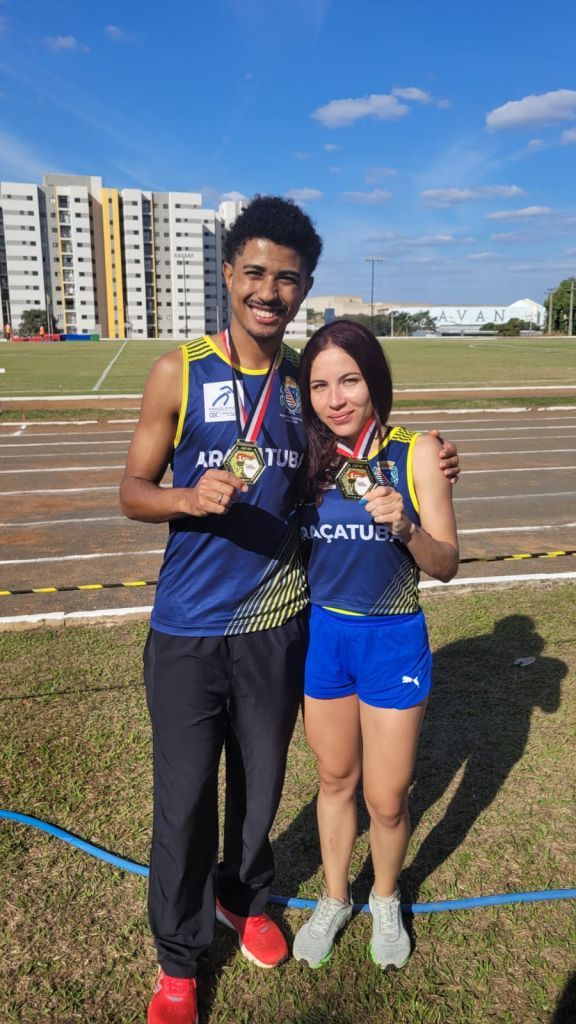 Equipe Araçatuba comemora vitória no atletismo masculino nos Jogos Regionais.