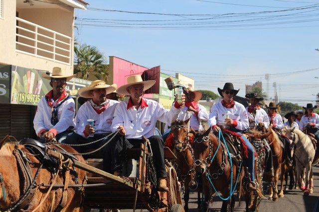 Cavaleiros desfilam na 13ª Cavalgada Entre Amigos, Andradina, Avenida Guanabara.