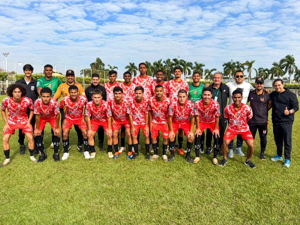 Jogadores de Araçatuba comemoram vitória nos pênaltis sobre Mirassol.