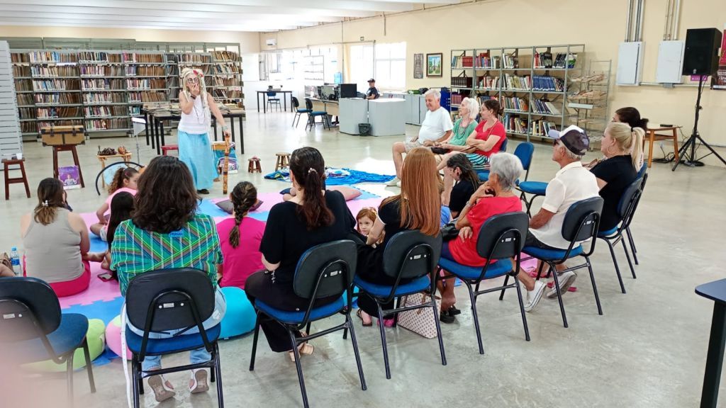 Crianças exploram instrumentos musicais recicláveis na Biblioteca de Araçatuba.