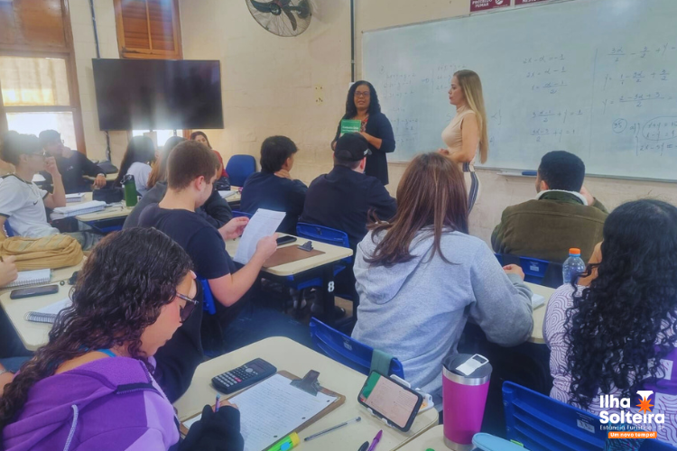 Equipe da Prefeitura de Ilha Solteira orienta estudantes sobre CadÚnico na Etec.