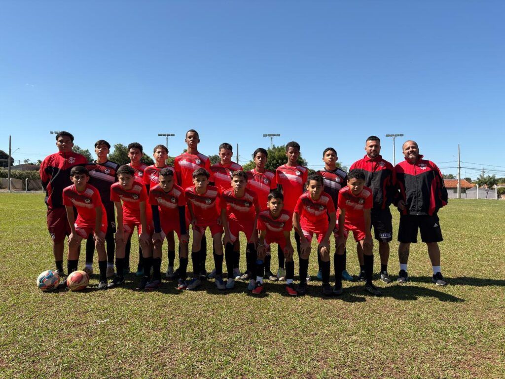Jogadores do Sub-16 de Pereira Barreto comemoram vitória na Copa Poly Sport.
