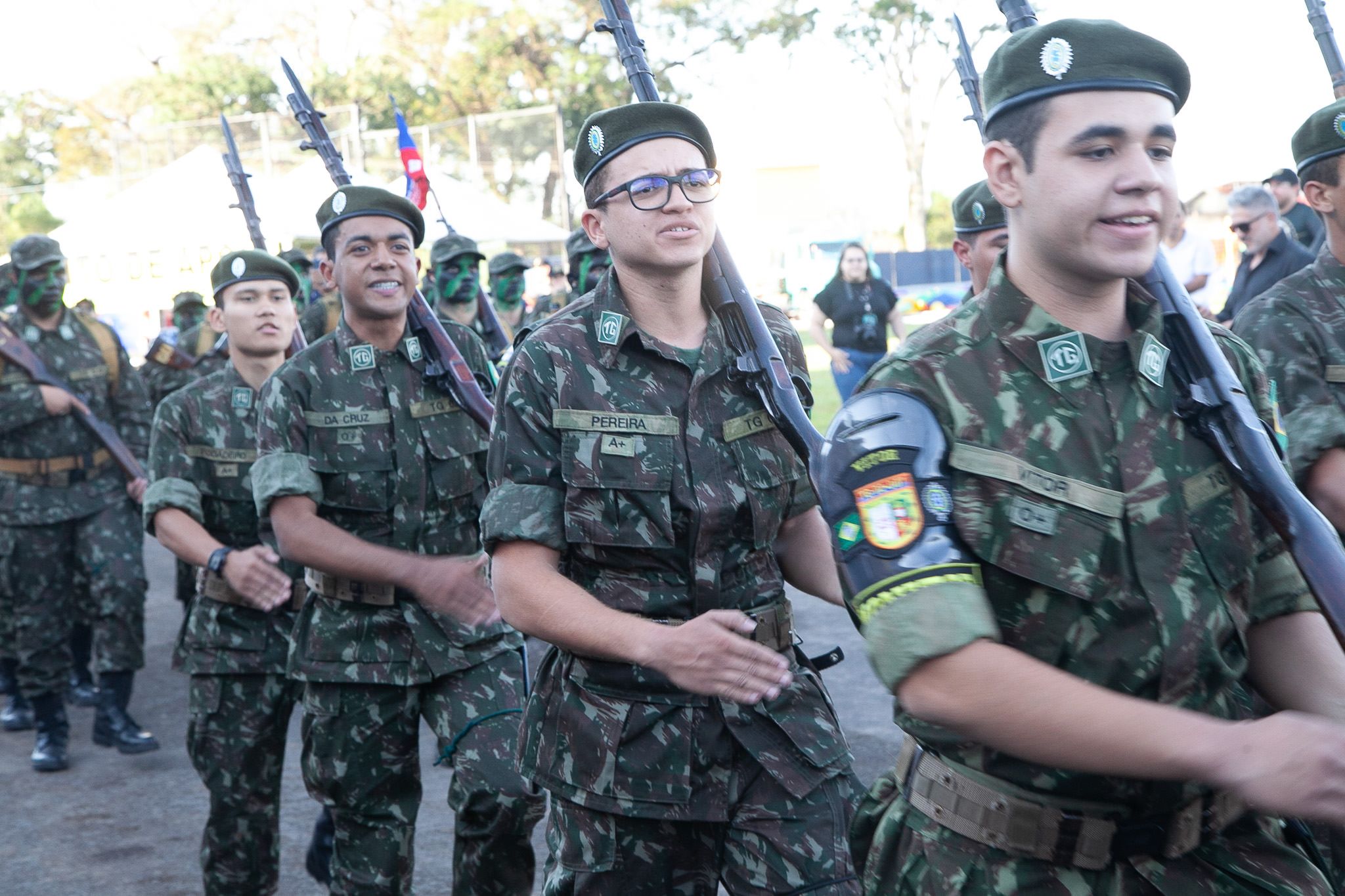 Desfile cívico no estádio celebra 88 anos de Andradina com público animado.