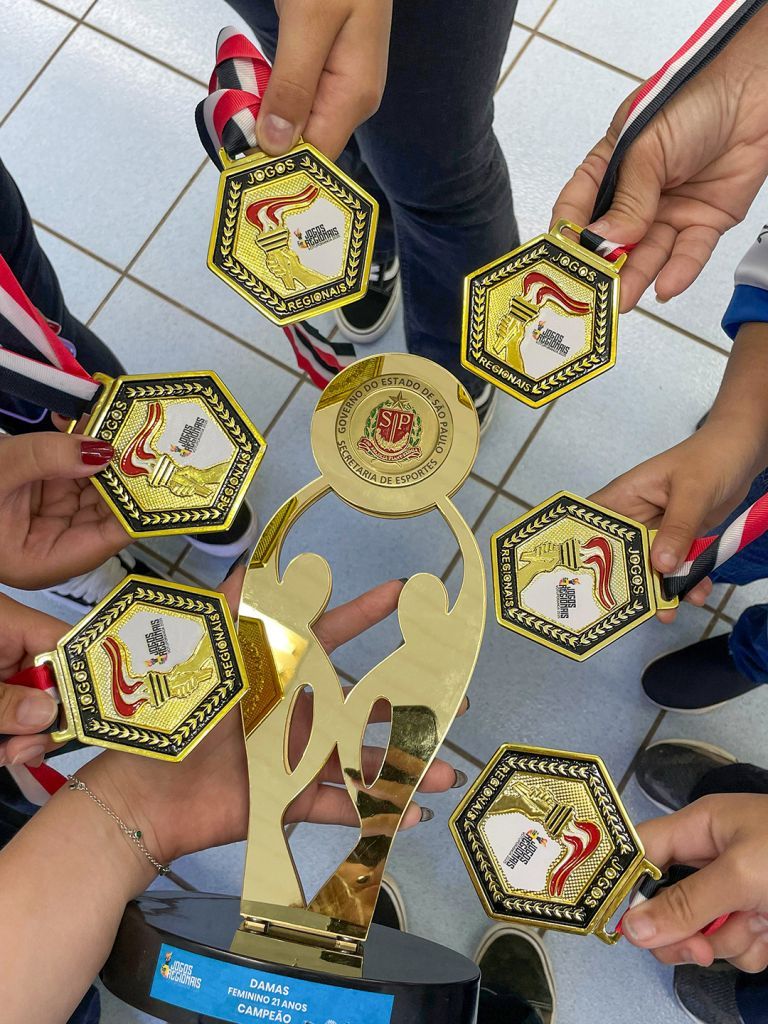 Atletas de Araçatuba celebram vitória no Damas Sub-21 dos Jogos Regionais.