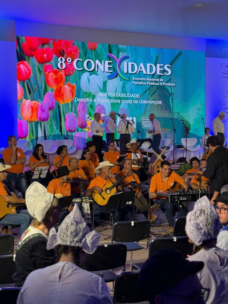 Prefeito Lucas Zanatta e autoridades no estande de Araçatuba no Conexidades 2023.