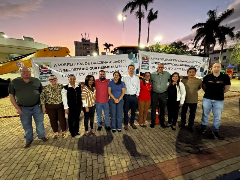 Prefeita Geni Lobo e autoridades entregam retroescavadeira em Dracena.