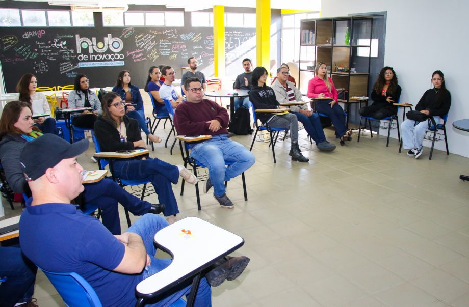 Servidores de Três Lagoas em cerimônia de formatura do curso de atendimento.
